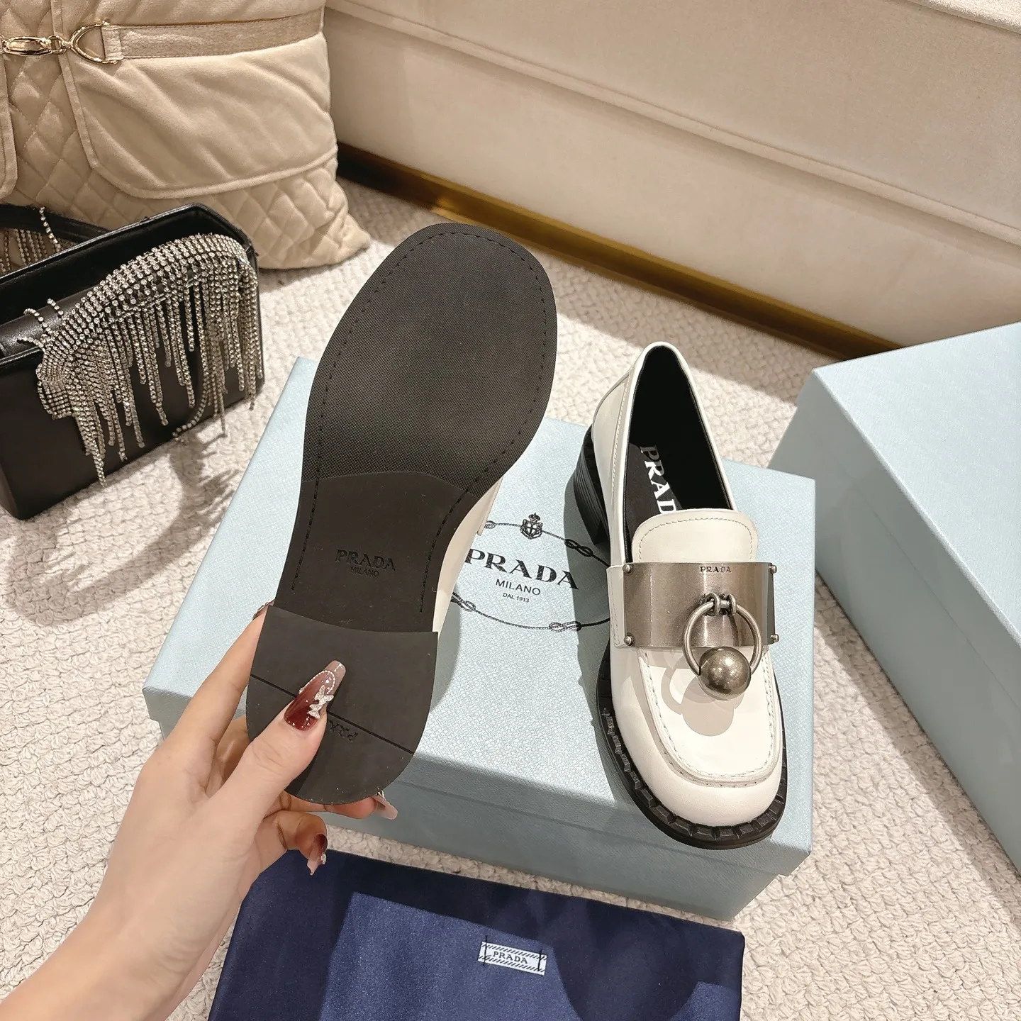👟👟Ex-factory price 600👟👟 Prad✅Certified𝟐𝟎𝟐5𝙨𝙨 Early Spring Prada💯 #陈昊宇 Same style, many celebrity internet celebrities have the same style/medium-heeled British loafers, the metal buckle design adds a sense of sophistication, the overall shape is full of aura, and the British style small leather shoes are casual and high-end. Chen Haoyu’s same style/Prada25ss loafers! Fabric: Imported open edge beads Lining: Imported sheepskin Insole: Imported cowhide Women's model: Standard code 35-41 (customized at 40.41).  Color: black. light brown. white #陈昊宇 Same style Prada loafers # Temperament wear